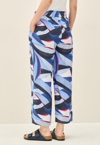 Lichte, gemusterde broek met een mix van blauw, wit en rood. Elastische tailleband en zijzakken voor comfort.