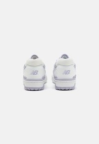 Sneakers brancos e lavanda com parte superior em couro texturizado, colarinho acolchoado e distintivo logótipo "N" no calcanhar, apresentando uma sola em borracha.