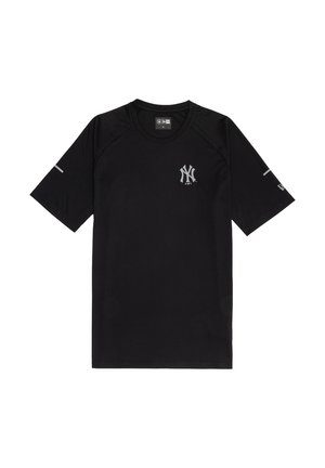Maglietta sportiva nera a maniche corte con logo grigio dei New York Yankees sul petto e piccoli dettagli riflettenti sulle maniche.