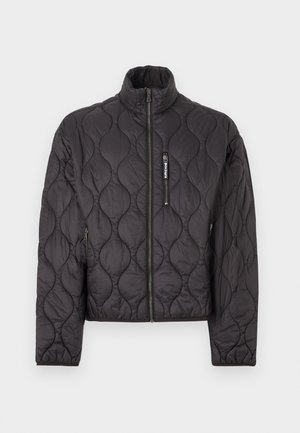 Schwarze gesteppten Jacke mit hohem Kragen, ausgestattet mit einem frontalen Reißverschluss und Seitentaschen. Das Design umfasst ein wellenförmiges Muster auf dem Stoff.