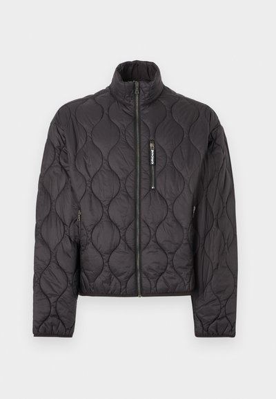 Μαύρο καπιτονέ μπουφάν με ψηλό γιακά, με φερμουάρ μπροστά και πλαϊνές τσέπες. Η σχεδίαση περιλαμβάνει κυματιστό μοτίβο σε όλο το ύφασμα.