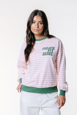 Gestreepte sweatshirt in roze en wit met groene accenten. Heeft een losse pasvorm, geribbelde boorden en de tekst "COLOURFUL REBEL" aan de voorkant.
