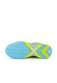 Suela de zapatilla deportiva con una combinación de colores azul y amarillo neón, que presenta un patrón de agarre texturizado y un diseño de acento blanco central.