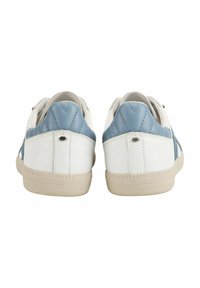 Des chaussures de sport en cuir avec une palette de couleurs blanche et bleu clair, présentant un panneau de talon bleu matelassé et une semelle en caoutchouc beige texturée.