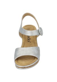 Zilveren metalen sandaal met een brede voorkantstrap, een verstelbare enkelband met knop en een textuur van kurken zool. Maat 37.