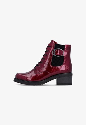 Bottine bordeaux en cuir verni avec un talon noir épais, fermeture à lacets sur le devant, et panneau latéral élastique, ornée d'une boucle décorative argentée.