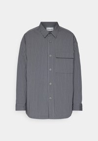 Chemise grise à manches longues avec des rayures verticales blanches, col, poignets boutonnés et une poche poitrine avec rabat.