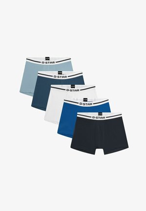 Fem par af G-Star mærkede herre-boxershorts i lyseblå, marineblå, hvid, kongeblå og sort, arrangeret i en vifteform.