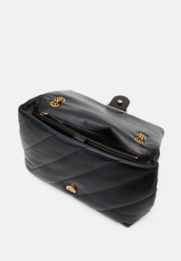 Zwarte geveste leren tas met gouden hardware. Beschikt over een ritssluiting en een handvat aan de bovenkant. Zachte textuur met diagonale steekdetails.