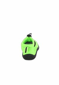 Neon-grüner Wasserschuh mit einer schwarzen Gummisohle, einem Zugband an der Ferse und Mesh-Elementen für Atmungsaktivität. Leichtgewichtiges und flexibles Design.
