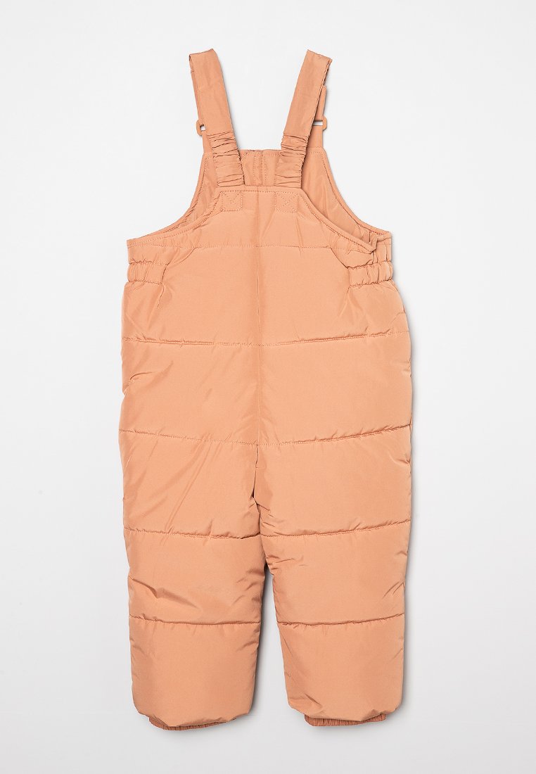 Gepolsterter, ärmelloser Schneeeinteiler in einem hellen Pfirsichton, mit verstellbaren Schulterträgern und gestepptem Design für zusätzliche Wärme.