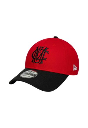 Rote Baseballkappe mit schwarzem, gebogenem Schirm, schwarzem, gesticktem Logo vorne, New Era Markenlogo an der Seite und einem verstellbaren Größenaufkleber auf dem Schirm.