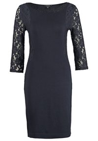 Robe noire longueur genou avec manches trois-quarts en dentelle florale et panneaux latéraux en dentelle, silhouette ajustée, encolure ronde.