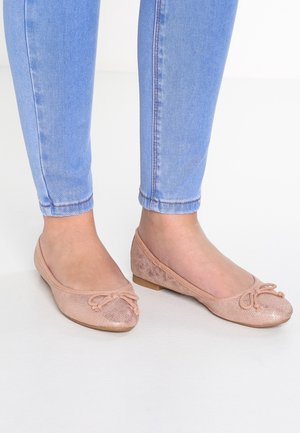 Vaaleanpunaiset ballerinat, joissa kimaltava pinta, pyöreä kärki ja rusetti. Tasapohja ja minimalistinen muotoilu. Yhdistetty vaaleansinisten farkkujen kanssa.