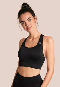 Schwarze Sport-BH mit Rundhalsausschnitt und breiten Trägern. Hergestellt aus glattem Stoff, mit einem kleinen Logo an der linken Schulter.