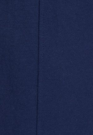 Primer plano de tela azul marino con una costura vertical que recorre el centro.