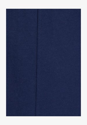 Close-up van marineblauwe stof met een verticale naad in het midden.