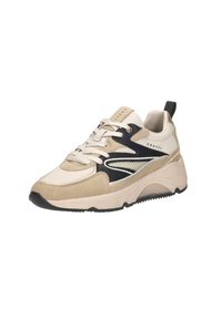 Beige en crème sneaker met gaasaccenten, zwarte details, suède overlays en een dikke, textuurgegeven zool. Inclusief veters en trekhaak.