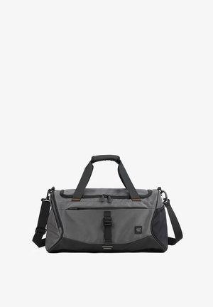 Borsa sportiva grigia e nera con doppi manici, tracolla regolabile, tasca frontale con cerniera e chiusura con fibbia su sfondo neutro.