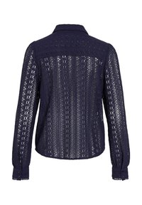 Marineblå blondebluse med lange ærmer, krave og knapmanchetter. Mønsteret har strukturerede blomster- og geometriske designs overalt.