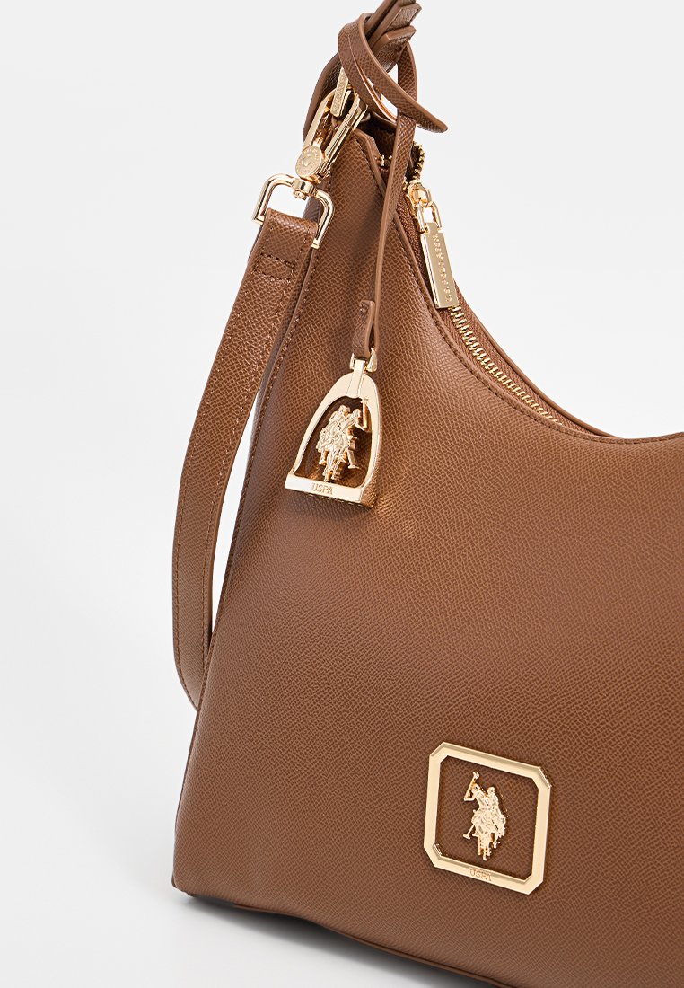 Bolso de hombro de cuero marrón con superficie texturizada, acentos de hardware en dorado, cierre de cremallera y placa con logo en la parte frontal.