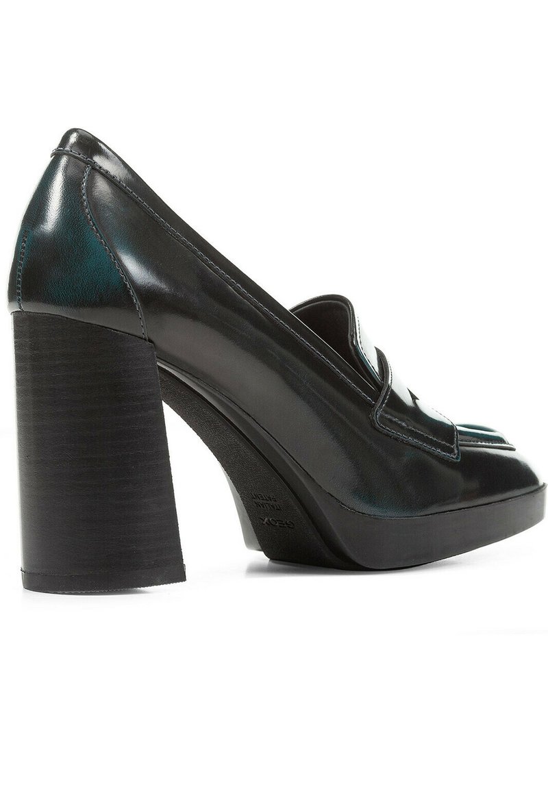Mocasines de cuero negro de tacón alto con tacón cuadrado, que presentan un acabado suave, detalles de costura y un diseño de punta redonda.