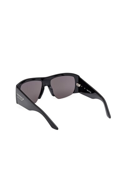 Ochelari de soare din plastic negru cu lentile gri, design cu rame unghiulare și tempii subțiri. Un accent metalic pe lateral adaugă detalii.