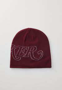 Beanie lavorato in borgogna con cuciture decorative bianche in un carattere corsivo. Texture morbida, forma arrotondata e corona senza cuciture.