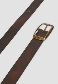Bruine leren riem met een gestructureerd oppervlak, voorzien van een metalen gesp in vintage-stijl en meerdere verstelgaten langs de lengte.
