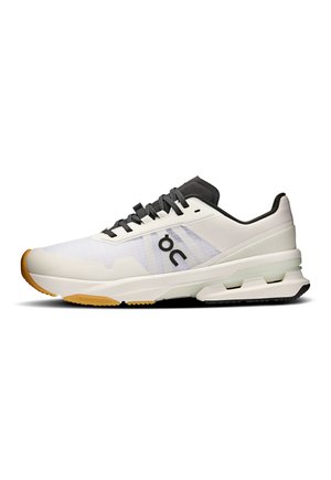 Weißen Sportschuh mit einem leichten Design, ausgestattet mit einem Obermaterial aus Mesh, schwarzen Akzenten und einer Gummisohle mit einem auffälligen Rutschmuster.
