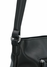 Sac à main en cuir noir avec une bandoulière amovible, des accessoires en argent brillant et une poche latérale zippée au toucher lisse.