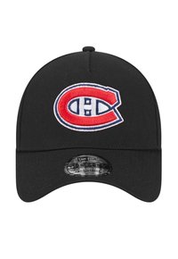 Casquette noire avec un pic arrondi, ornée d'un logo brodé rouge et blanc à l'avant. Bande réglable à l'arrière. Tissu texturé.