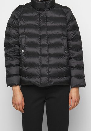 Sort pufferjakke med høj krave, kviltet design, frontlommer og knapdetaljer. Glat, skinnende overflade med cropped fit.