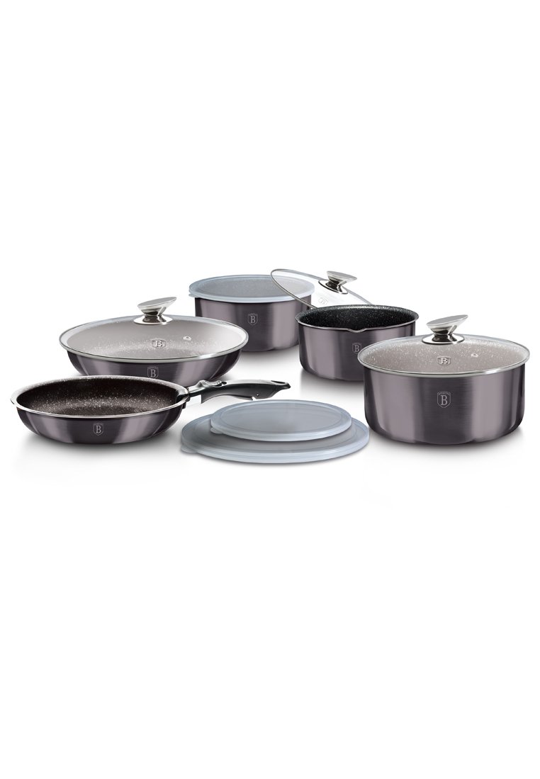 Set van zes kookgerei met glanzende grijze buitenkanten, zilveren accenten en transparante deksels. Inclusief een koekenpan en meerdere pannen.