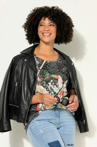 Veste en cuir noir de motard avec des zippers, sur une chemise à manches courtes multicolore et à motif, assortie à un jean déchiré bleu clair et des lunettes de soleil.