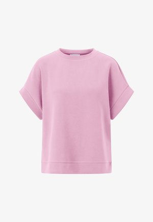 Mäkká ružová mikina s krátkymi rukávmi, s ohrnutými manžetami a okrúhlym výstrihom, zobrazená na bielom pozadí.