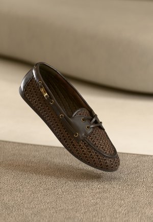 Brune læder- og vævet tekstil båd sko med snører og guldtonede øjer. Tekstureret overdel og glat tåkap.