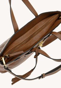Sac à main en cuir marron avec une finition texturée, doté d'une poche zippée à l'intérieur, d'accents en matériel doré et d'une bandoulière détachable.