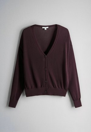 Cardigan mov închis cu decolteu în V, mâneci lungi și patru nasturi, afișat întins pe un fundal gri deschis.