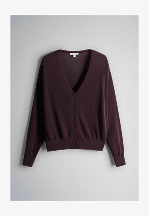 Cardigan mov închis cu decolteu în V, mâneci lungi și patru nasturi, afișat întins pe un fundal gri deschis.