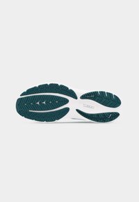 Σόλα παπουτσιού για τρέξιμο με μοτίβα πέλματος από τιρκουάζ καουτσούκ και λευκή μεσαία σόλα με τις επιγραφές «PUMAGRIP» και «NITRO» σε γκρι φόντο.