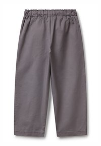 Pantaloni grigi di lunghezza media, con vita elastica. Realizzati in un tessuto liscio, presentano una vestibilità rilassata e un design pulito e semplice.