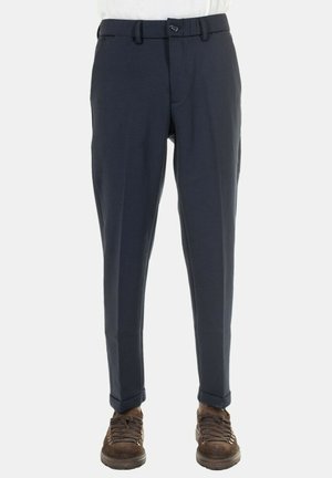 Pantaloni blu navy con vestibilità slim, passanti per cintura in tessuto e una plica anteriore singola. Tessuto liscio, tasche laterali, rifiniti con orli arrotolati.