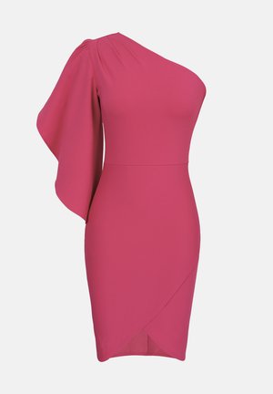 Φούξια κοντό φόρεμα κοκτέιλ με έναν ώμο, με βολάν στο μανίκι και ασύμμετρη φούστα τύπου φάκελου σε απλό φόντο.