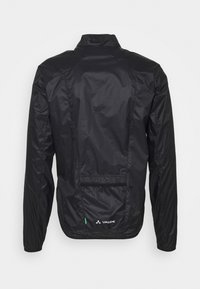 Veste légère noire avec col montant, manches longues et poche arrière. Le tissu a une texture brillante et lisse. Logo de la marque affiché.
