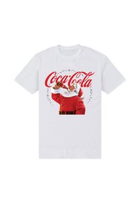 Bílý bavlněný tričko s grafikou Santa Clause v červeném kabátu, jak pije Coca-Colu, se značkou a dekorativními hvězdami.