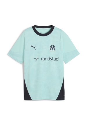 Maillot de football bleu clair avec un col noir et des accents latéraux, présentant une texture à motifs, un logo sur le devant et un branding d'annonceur.