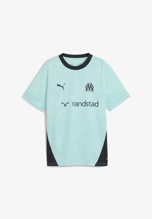 Hellblaues Fußballtrikot mit schwarzem Kragen und seitlichen Akzenten, ausgestattet mit einer gemusterten Textur, einem Logo auf der Vorderseite und Sponsorbranding.