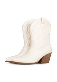 Botas de cowboy de cuero blanco con puntas afiladas, acabado texturizado y costuras decorativas; cuentan con un tacón de cuña apilada.