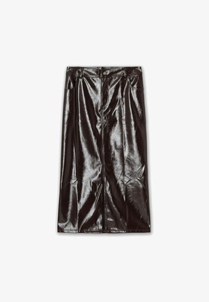 Juoda dirbtinės odos midi sijonas su blizgiu paviršiumi, su priekiniu užtrauktuku, diržo kilputėmis ir šoninėmis kišenėmis. Lygi tekstūra ir tiesus kirpimas.